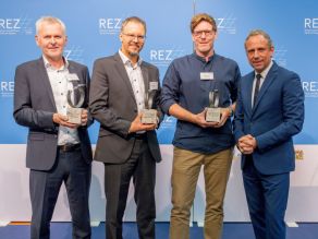 Auf der Bühne stehen der Bayerische Staatsminister für Umwelt und Verbraucherschutz Thorsten Glauber mit den drei Gewinnerunternehmen des Bayerischen Ressourceneffizienzpreises 2025, die jeweils eine Trophäe und eine Urkunde in der Hand halten. Auf der Bühne stehen der Bayerische Staatsminister für Umwelt und Verbraucherschutz Thorsten Glauber mit den drei Gewinnerunternehmen des Bayerischen Ressourceneffizienzpreises 2025, die jeweils eine Trophäe und eine Urkunde in der Hand halten.
