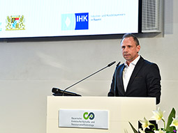 Der Bayerische Staatsminister für Umwelt und Verbraucherschutz, Thorsten Glauber, steht am Pult und hält seine Rede zur Veranstaltung.