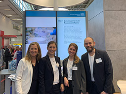 Zwei Personen des REZ zusammen mit zwei Personen der IHK bei der Standbetreuung der IFAT 2024