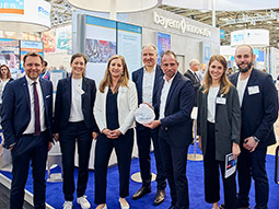 Gruppenbild vor dem Stand des REZ mit dem Bayerischen Umweltminister Thorsten Glauber auf der IFAT 2024