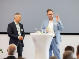 Zwei Personen sprechen über ein Thema auf der Bühne.