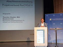 Ansprache des Bayerischen Staatsministers Thorsten Glauber, MdL am 27.06.22 im Congress Centrum in Amberg. Bildquelle: StMUV | Der Bayerische Umweltminister Thorsten Glauber steht auf der Bühne vor einem Rednerpult und hält eine Ansprache zum Projektverbund ForCYCLE II. Bildquelle: StMUV