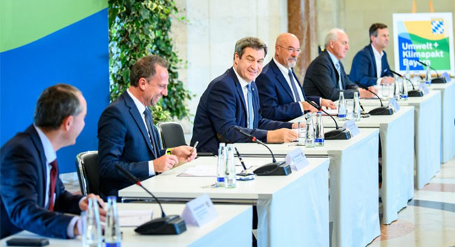 Unterzeichnung des Umwelt- und Klimapaktes 2020; im Bild zu sehen: Ministerpräsident Dr. Markus Söder, Umweltminister Thorsten Glauber, Wirtschaftsminister Hubert Aiwanger sowie die Spitzenvertreter der bayerischen Wirtschaft