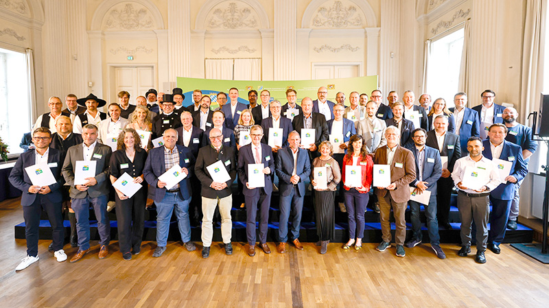 Gruppenfoto von der Auszeichnung UKPB-GOLD-Teilnehmer am 19.11.2024 in Fürth Gruppenfoto von der Auszeichnung UKPB-GOLD-Teilnehmer am 19.11.2024 in Fürth